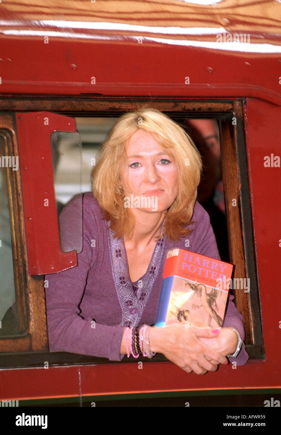 JK Rowling part sur le Poudlard Express, lancement de son quatrième roman Harry Potter gobelets de feu. Gare de Kings Cross Londres 2000 2000s Royaume-Uni Banque D'Images