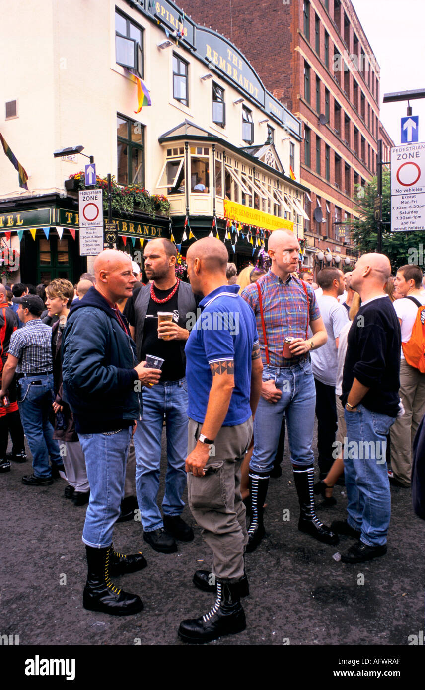 Pride Festival Manchester des années 1990 UK Gay skinheads a adopté le look skinhead ani-gay des années 1970 Déclaration de mode une réaction contre la culture skinhead. Banque D'Images Pride Festival Manchester des années 1990 UK Gay skinheads a adopté le look skinhead ani-gay des années 1970 Déclaration de mode une réaction contre la culture skinhead. Banque D'Images