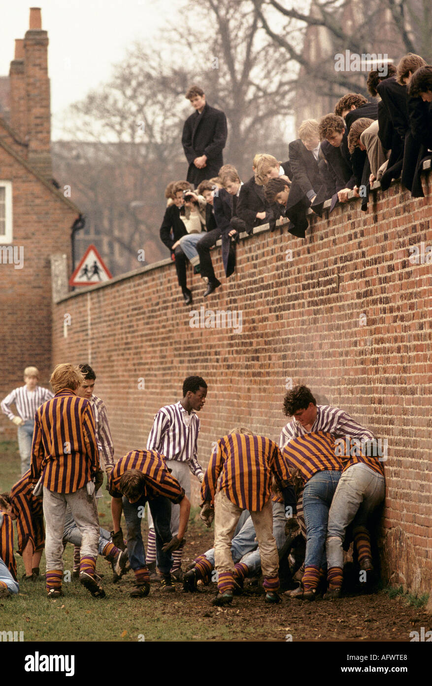 Eton College Oppidans (dos) Collegers (face) jeu de mur, écolier noir britannique. Windsor, Berkshire années 1985 1980 Royaume-Uni HOMER SYKES Banque D'Images