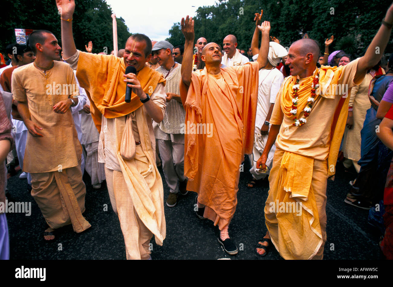 Mouvement Hare Krishna. Hindou Rathayatra ou festival chariot. Danse de dévot célébrer alors qu'ils marchent sur Park Lane Londres années 2004 2000 Royaume-Uni HOMER SYKES Banque D'Images