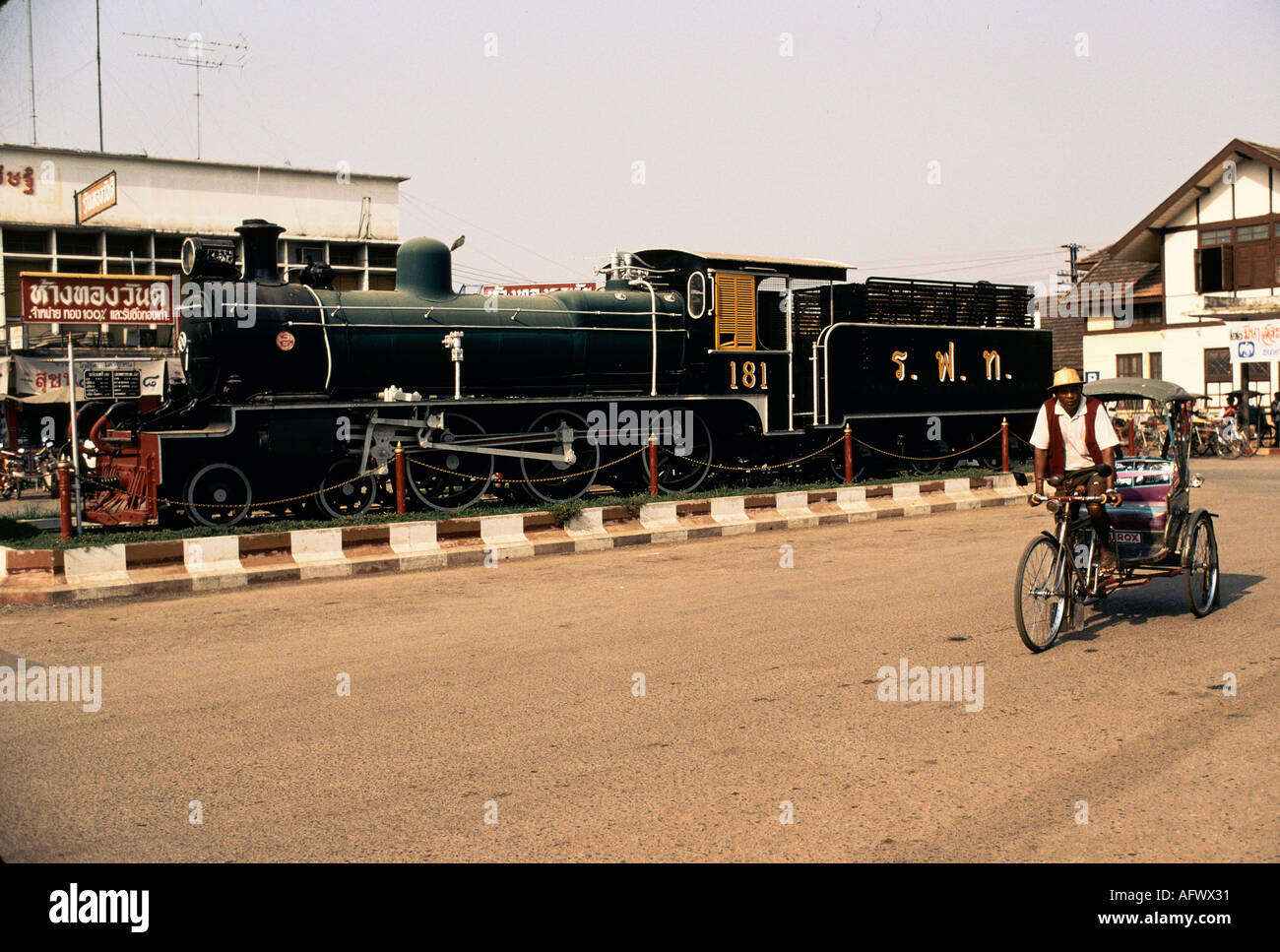 Un vieux train à vapeur britannique exposé devant la gare de Phitsanulok en Thaïlande.Asie du Sud-est, ANNÉES 1990 1991 HOMER SYKES Banque D'Images