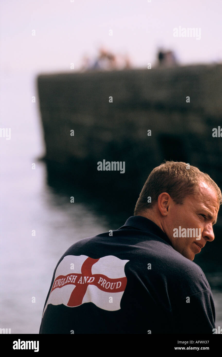 Angleterre homme portant un polo, sur le dos un drapeau de St George anglais et fier. Brighton, Sussex de l'est des années 2001 2000 Royaume-Uni HOMER SYKES Banque D'Images