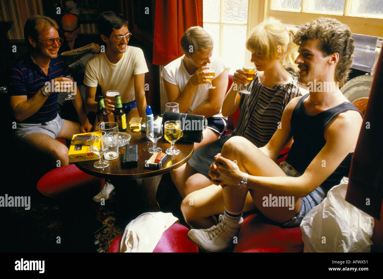Groupe gay d'hommes buvant dans le pub pendant la journée. Scène LGBT+ Brighton East Sussex Angleterre 1980s 1985. ROYAUME-UNI HOMER SYKES Banque D'Images