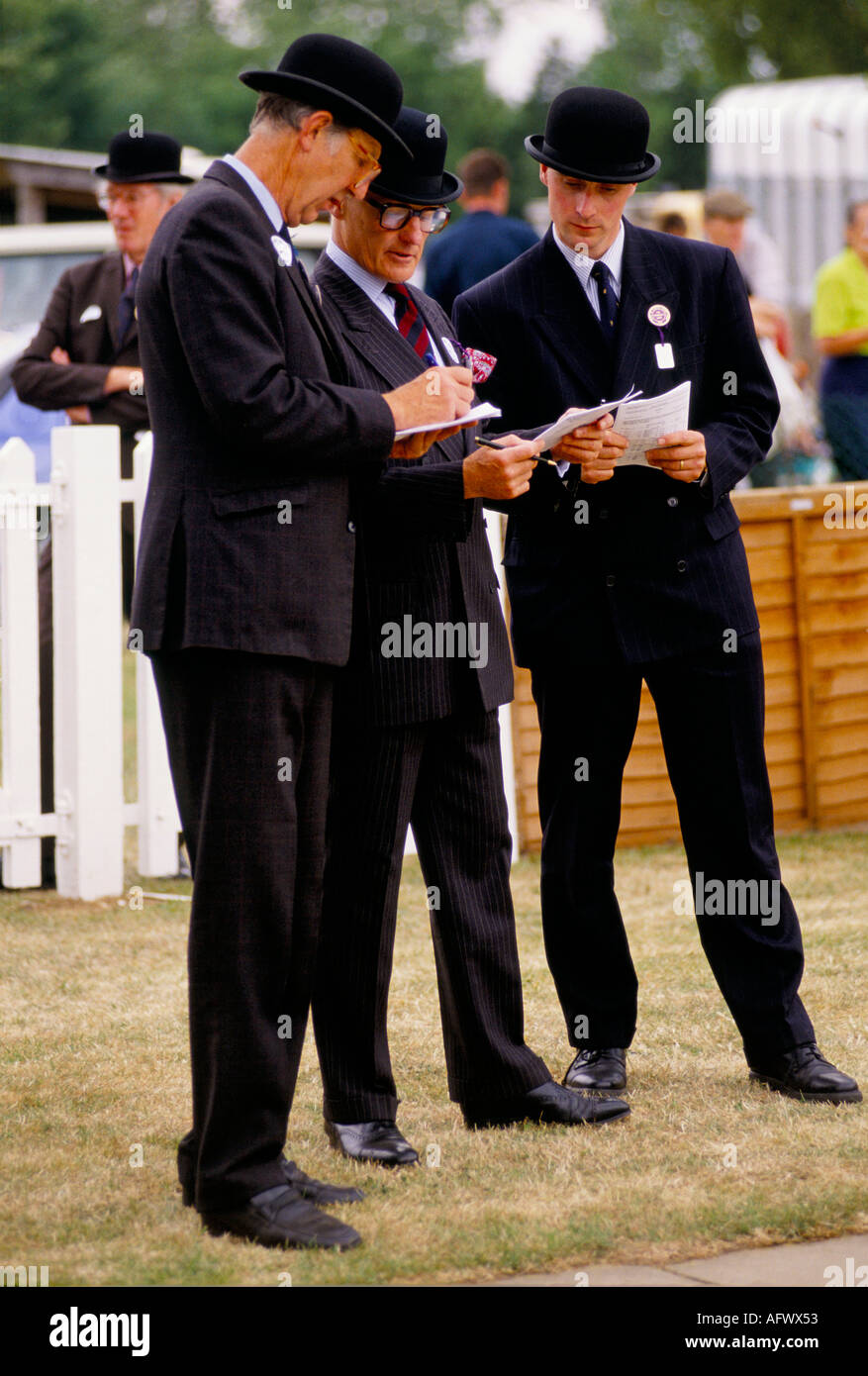 Les juges en chapeaux de bowler jugent le chiot de chien spectacle. South of England County Show. Kent. ANNÉES 2005 2000 ROYAUME-UNI HOMER SYKES Banque D'Images