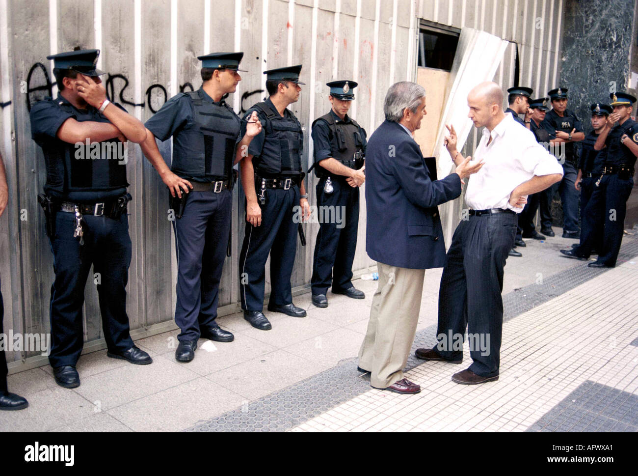 Crise économique en Amérique du Sud Argentine Buenos Aires protéger les banques de la police. Les personnes soutenant de pointer du doigt des années 2000, 2002 HOMER SYKES Banque D'Images