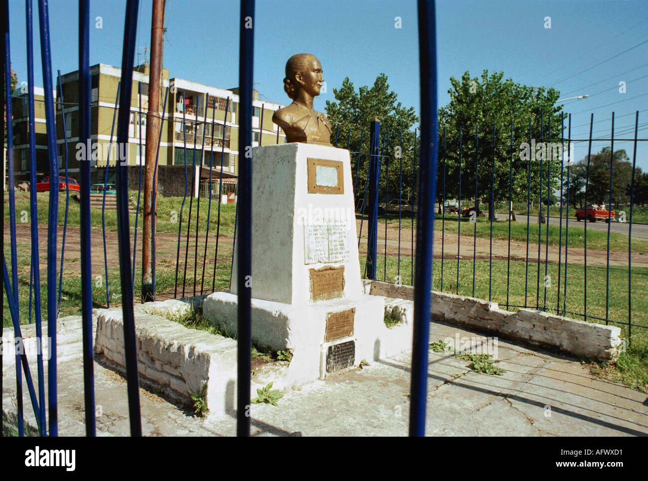 Une petite statue d'Eva Peron dans le jardin délabré banlieue de 'Ciudad Evita' (ville Evita) Buenos Aires 2002 2000s HOMER SYKES Banque D'Images
