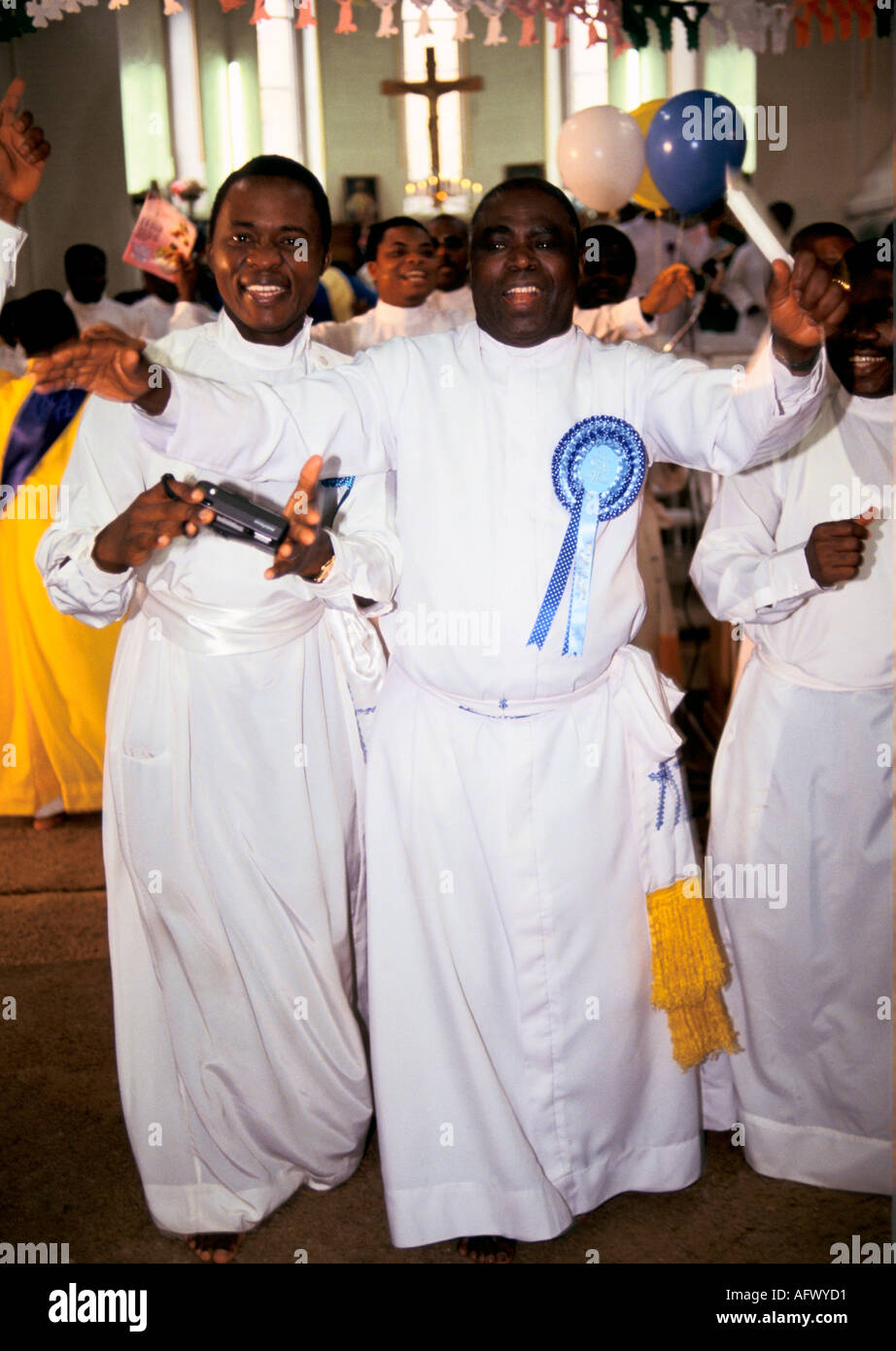 Black British African Church années 1990 Royaume-Uni. Église céleste du Christ. Les Yoruba récolte festival prêtres danse spirituelle célébration de la foi Banque D'Images