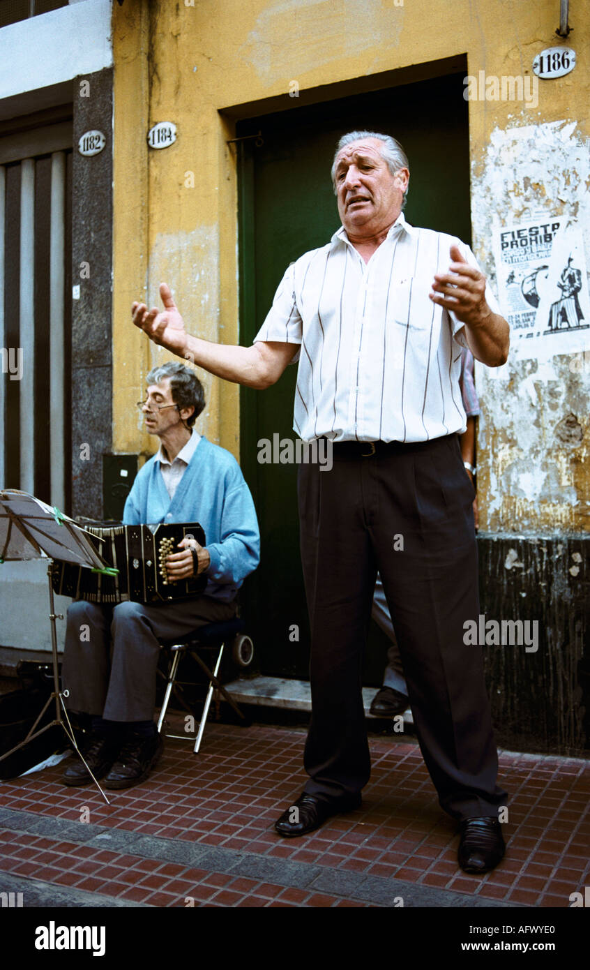 Musiciens de rue chantant des chansons de Tango dans les rues de San Telmo, Plaza Dorrego Buenos Aires Argentine 2002 2000 HOMER SYKES Banque D'Images