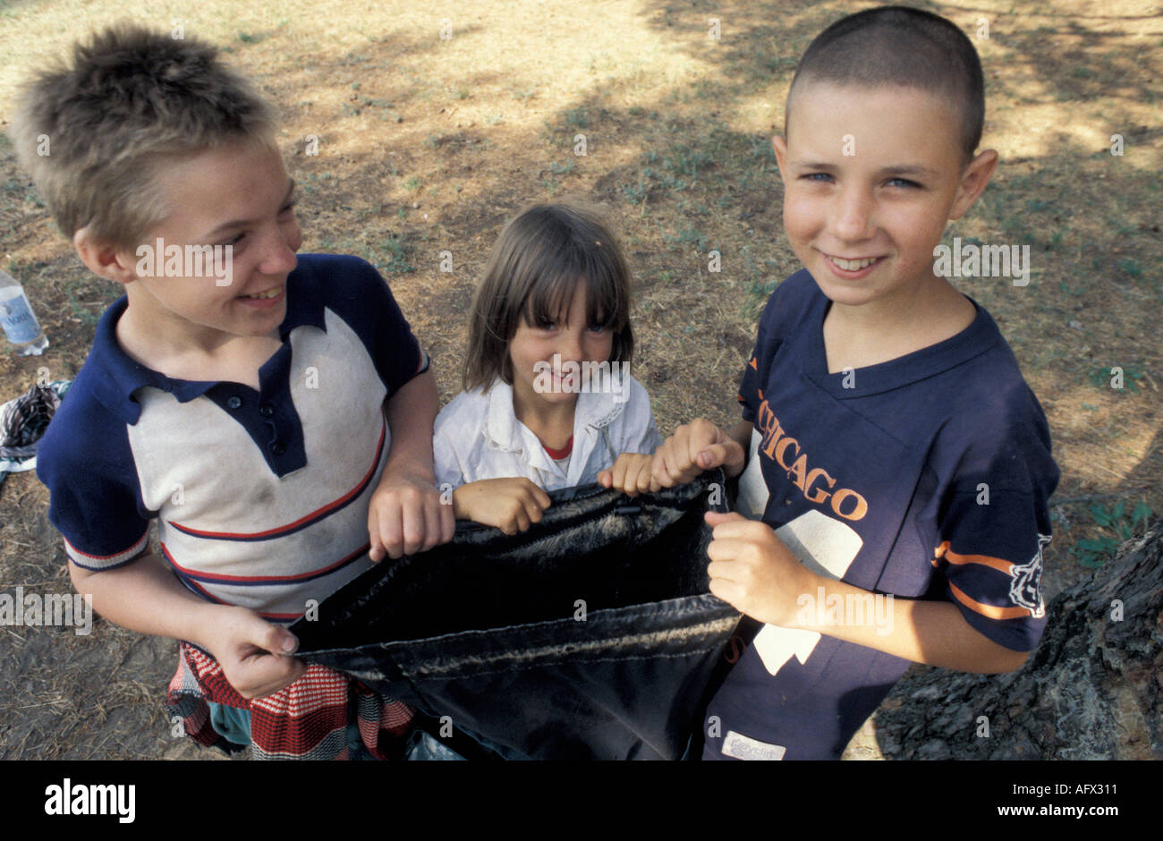 Groupe d'enfants avec sac Banque D'Images