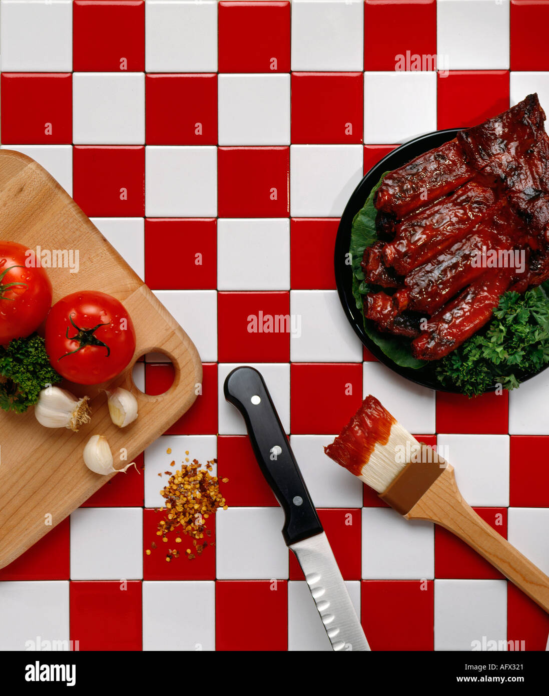 Bbq barbecue ribs sur rouge et blanc carreaux checker food Banque D'Images