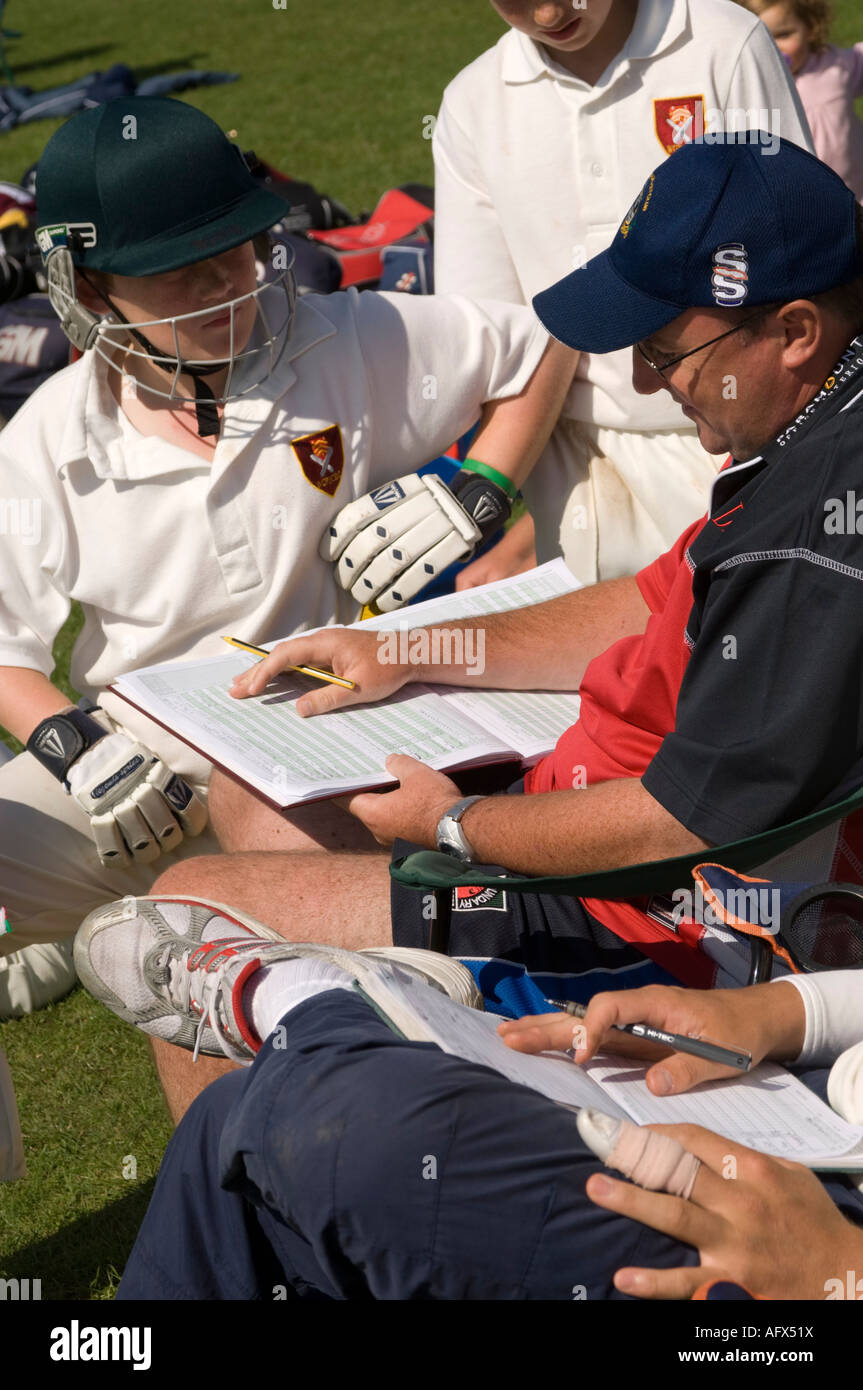 Homme marquant la carte des scores au cours de gallois s 10 concours nationale de cricket de l'été 2007 d'Aberystwyth UK GB Grande-Bretagne Banque D'Images