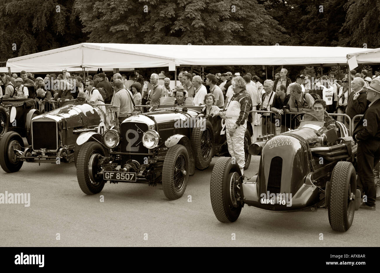 La Brooklands concurrents alignent dans Cathédrale Paddock, Goodwood Festival of Speed, Sussex, UK. Banque D'Images