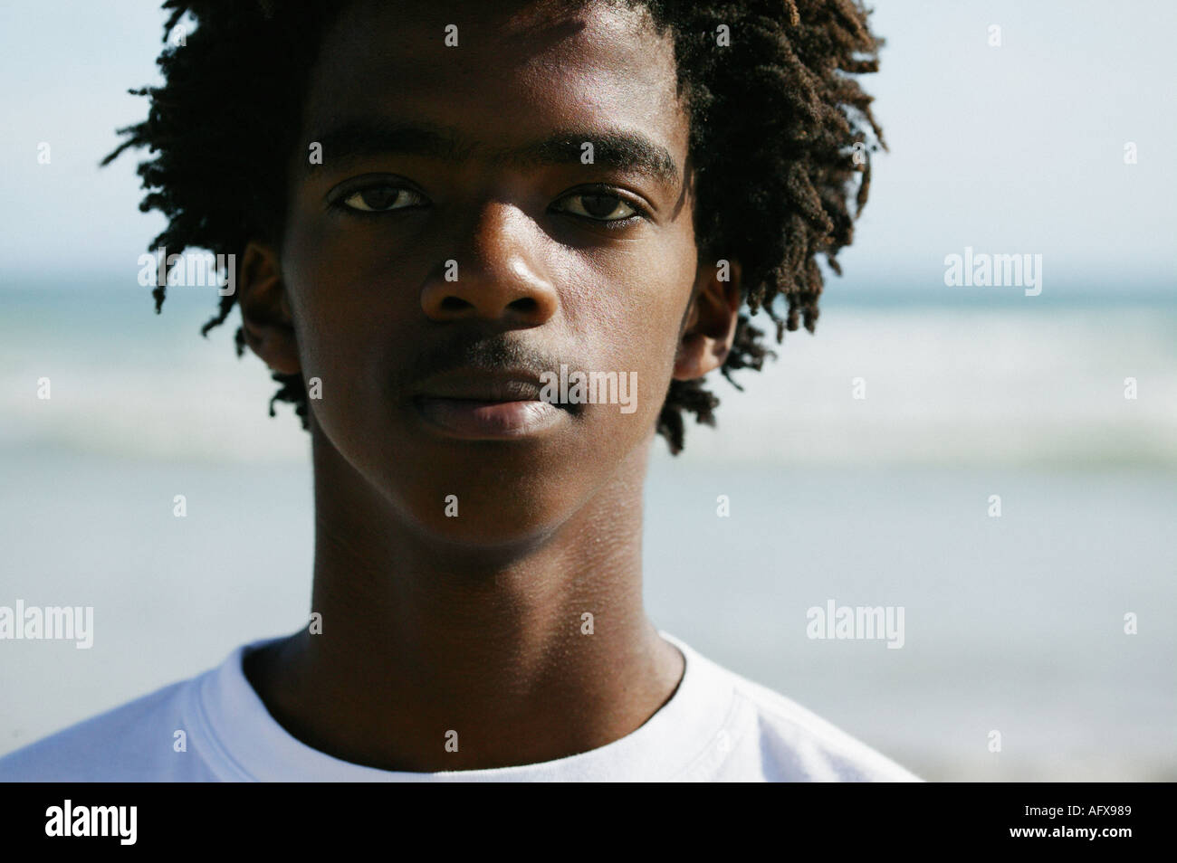 Portrait de jeune homme noir avec des dreadlocks Banque D'Images