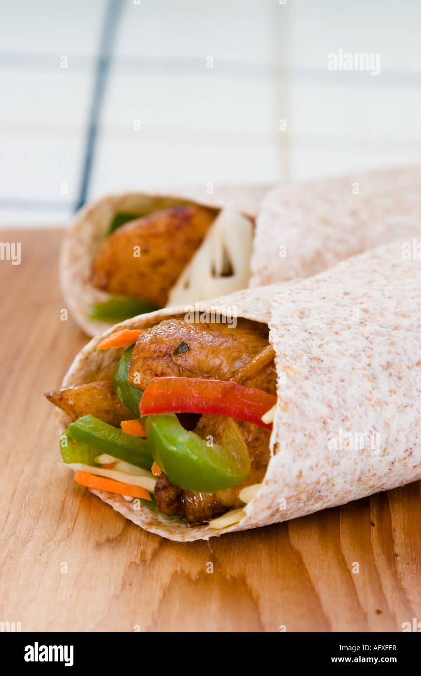 Style des Caraïbes wrap farcis au poulet jerk le poivron et le chou Shallow DOF Banque D'Images