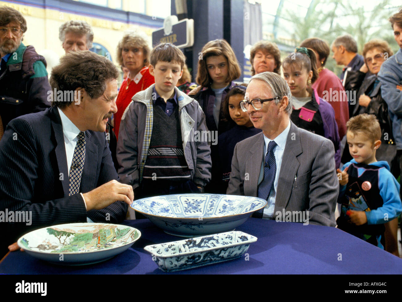 Exposition d'antiquités de la route David Battie a quitté l'expert d'antiquités et Mark Steadman avec des plaques de ming d'une valeur d'environ £10 000 livres Londres 1980s HOMER SYKES Banque D'Images