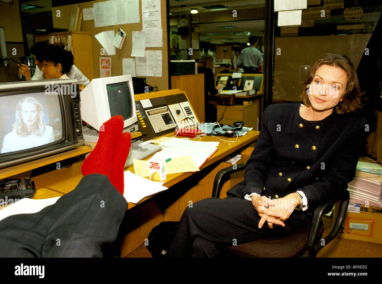 Anna Ford British television news présentateur à travailler avec Peter Sissons pieds 1980 UK HOMER SYKES Banque D'Images