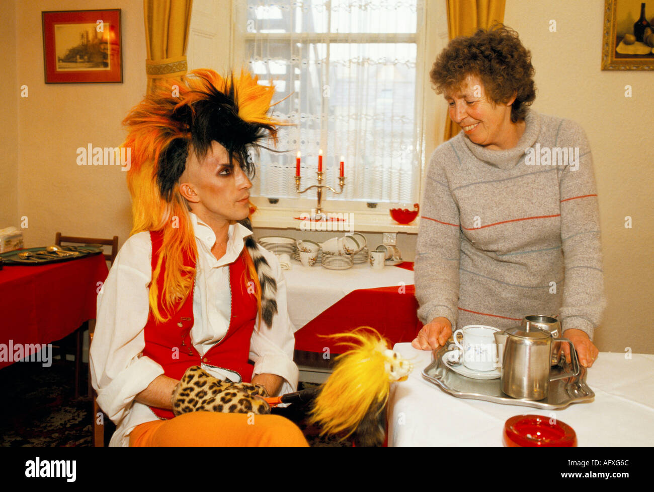 Martin Degville de Sigue Sigue Spoutnik avec une landlady lors de leur tournée anglaise Punk rock groupe Punk années 1980 UK 1986 HOMER SYKES Banque D'Images