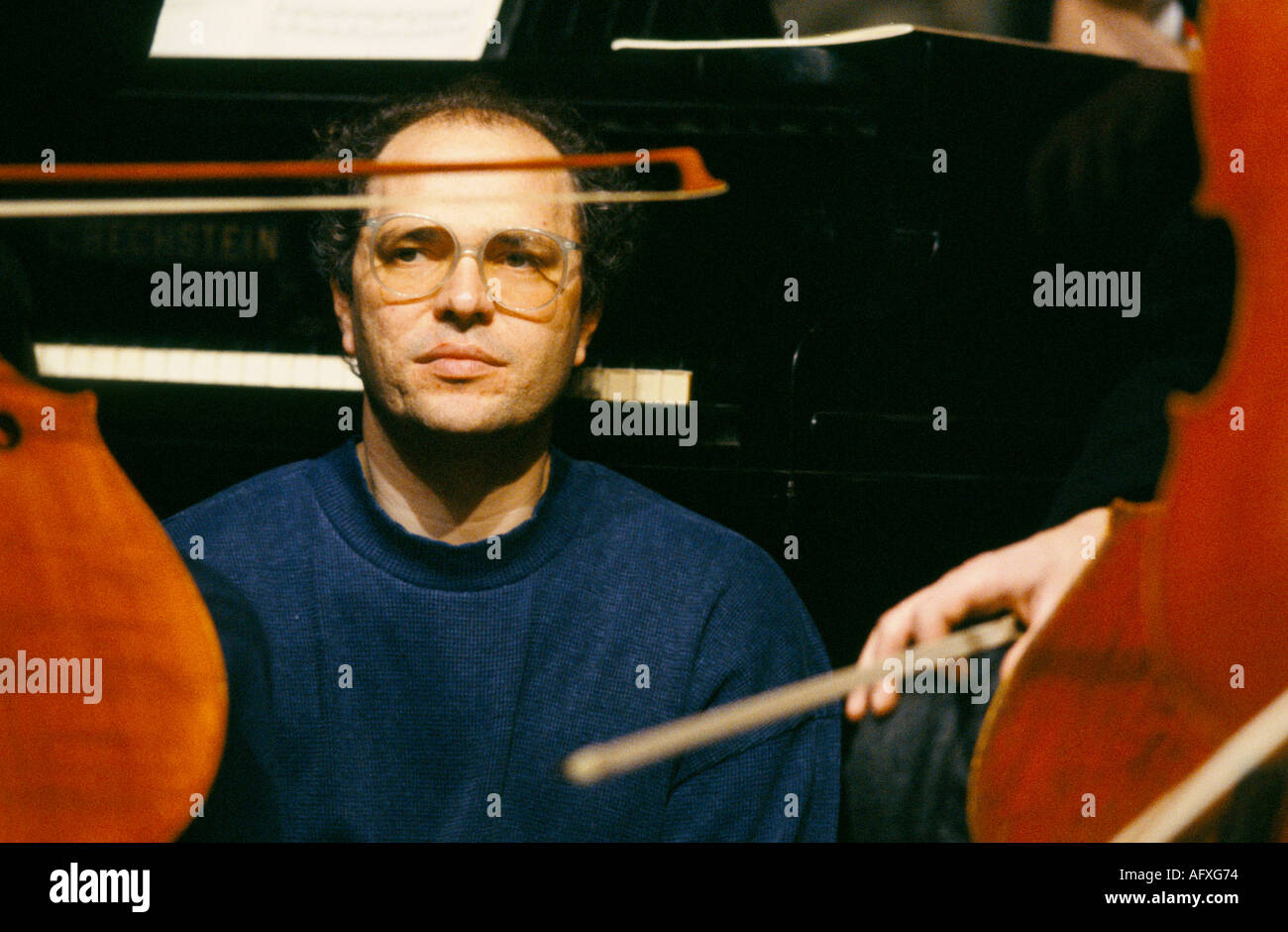 Le réalisateur britannique Anthony Minghella sur le tournage de Truly Madly Deeper. Londres Angleterre des années 1990 Royaume-Uni. 21 mars 1990 HOMER SYKES Banque D'Images