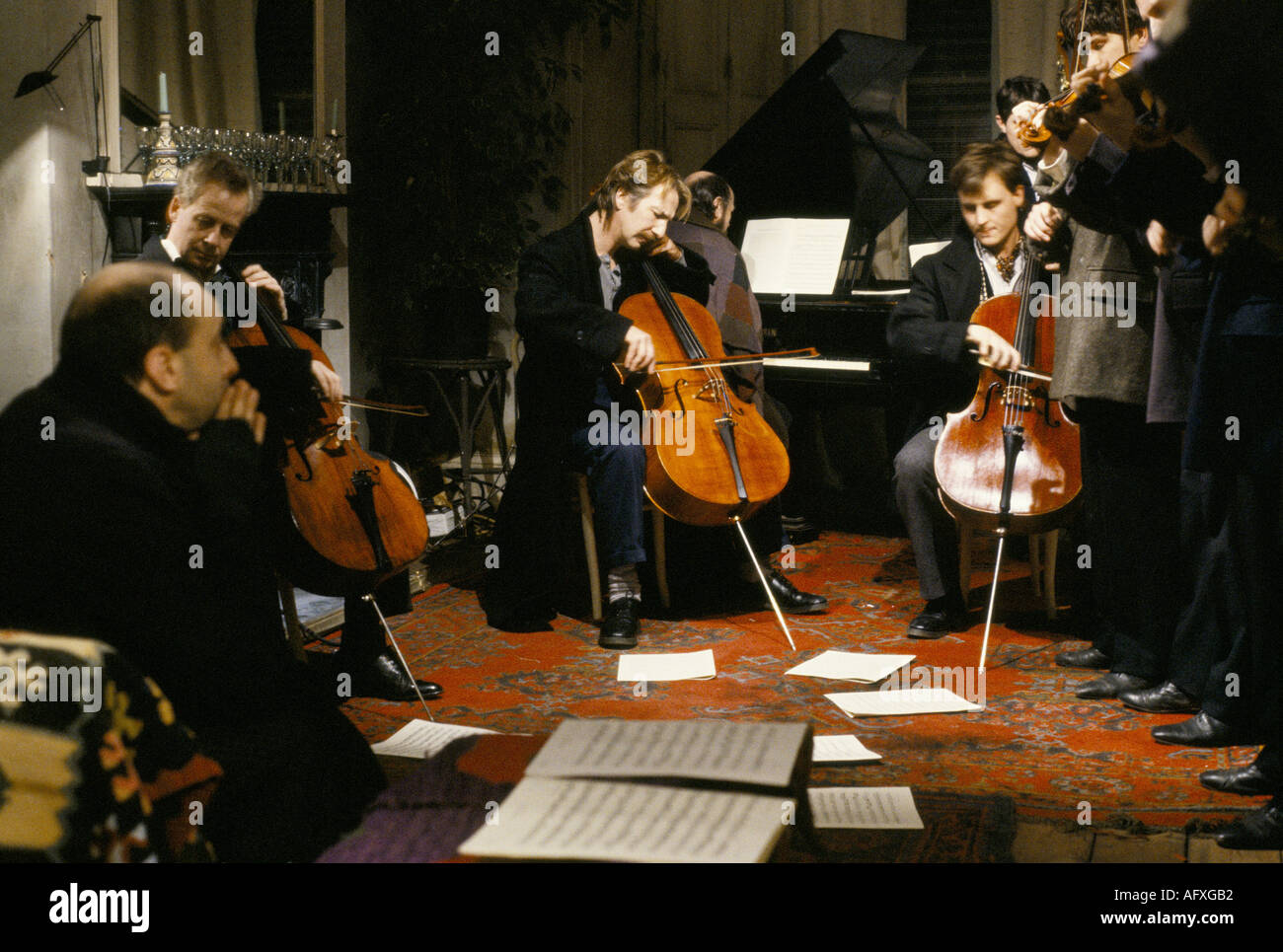 Alan Rickman acteur britannique jouant du violoncelle sur le plateau de Truly Madly Deep, Londres, Angleterre 21 mars 1990. 1990s Royaume-Uni. HOMER SYKES Banque D'Images