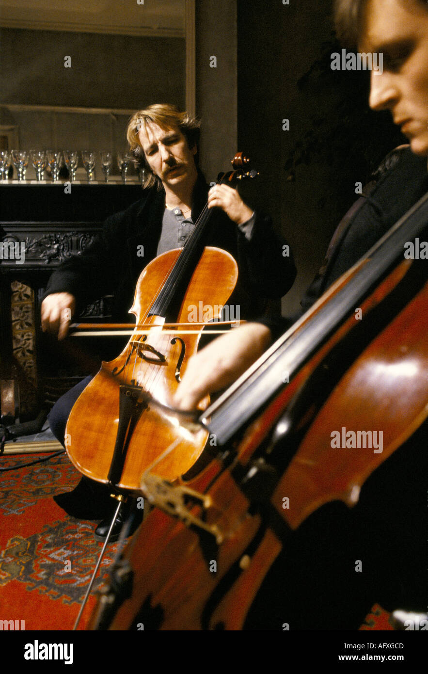 Alan Rickman acteur britannique jouant du violoncelle sur un film de vraiment fou profondément, Londres, Angleterre 21st mars 1990. 1990s HOMER SYKES Banque D'Images