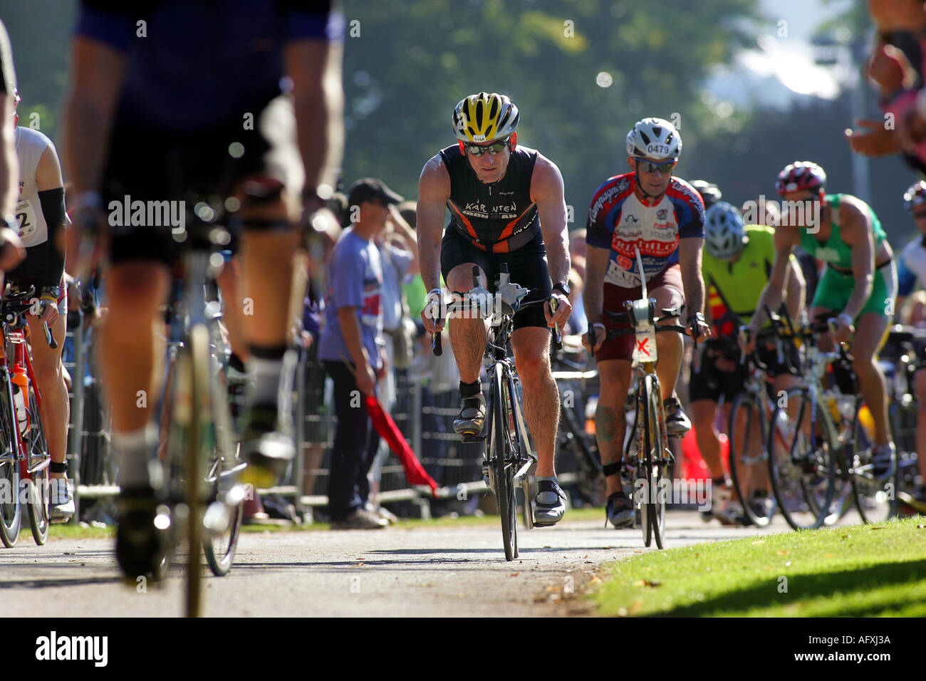 Les cyclistes de commencer la deuxième étape de l'Ironman UK triathlon à château de Sherborne Dorset 2005 Banque D'Images