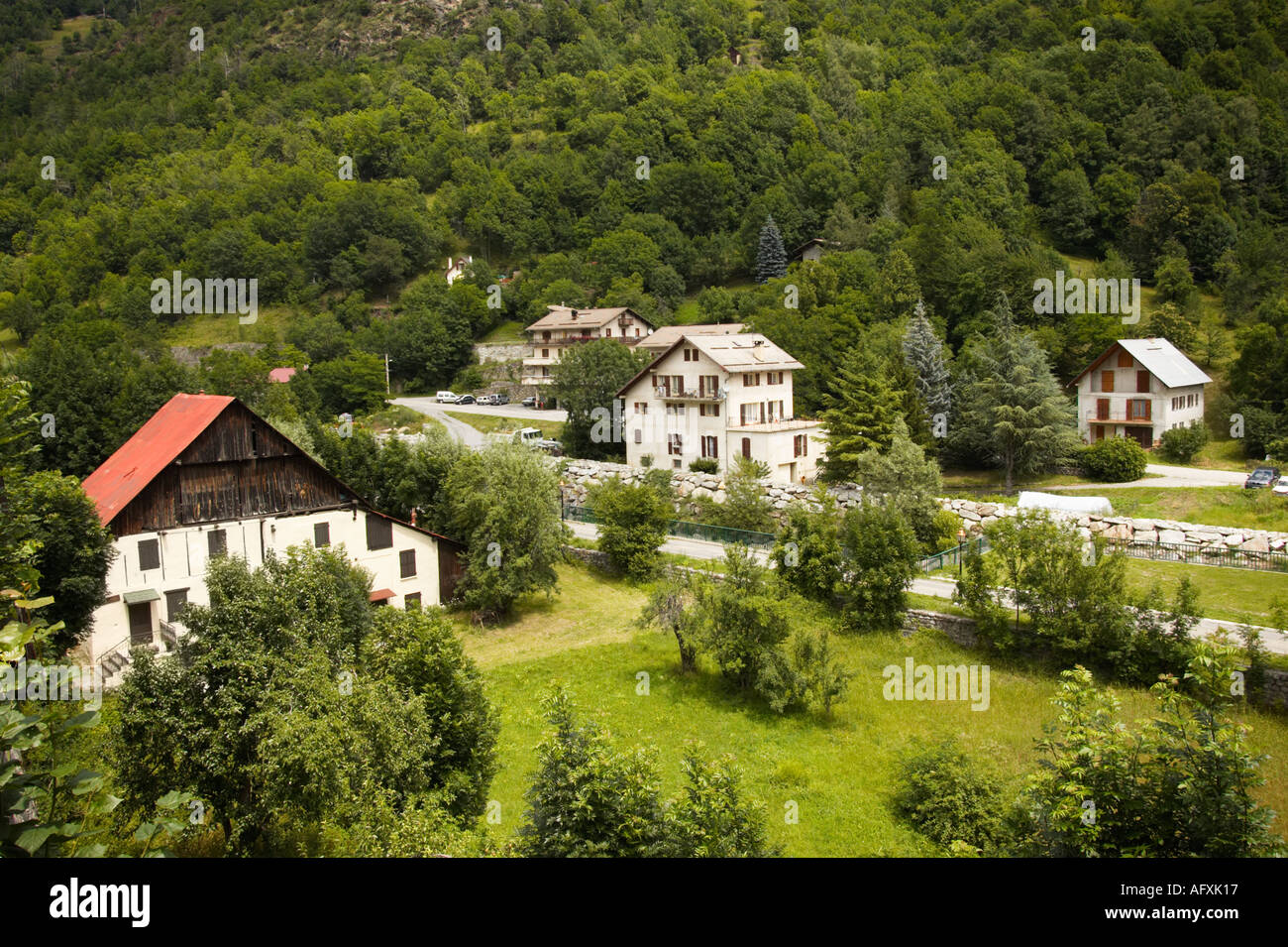 Village dans les Alpes Maritimes - maisons françaises à St Etienne de Tinee, Alpes Maritimes, France Banque D'Images