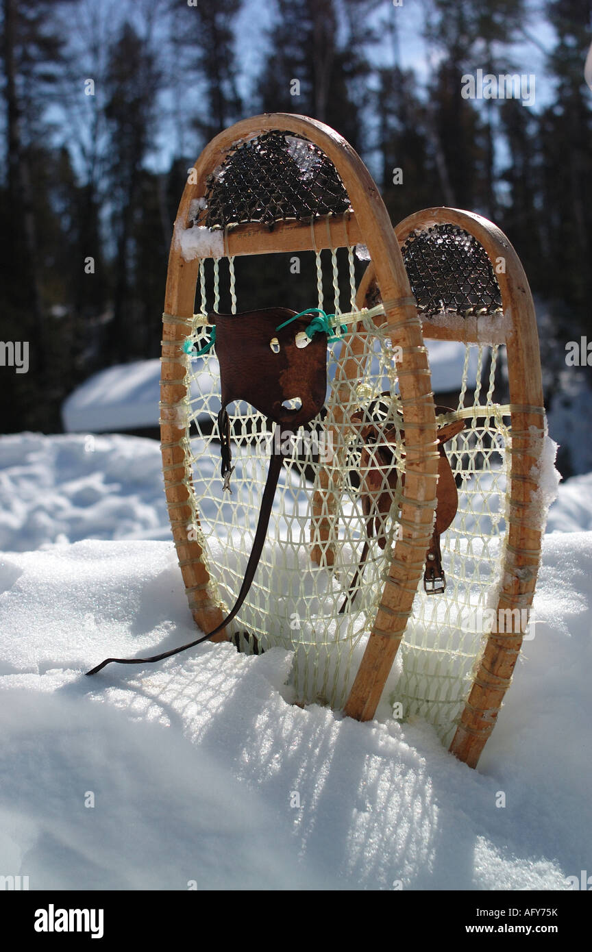 Une scène d'hiver avec les raquettes placés dans le banc de neige. Banque D'Images