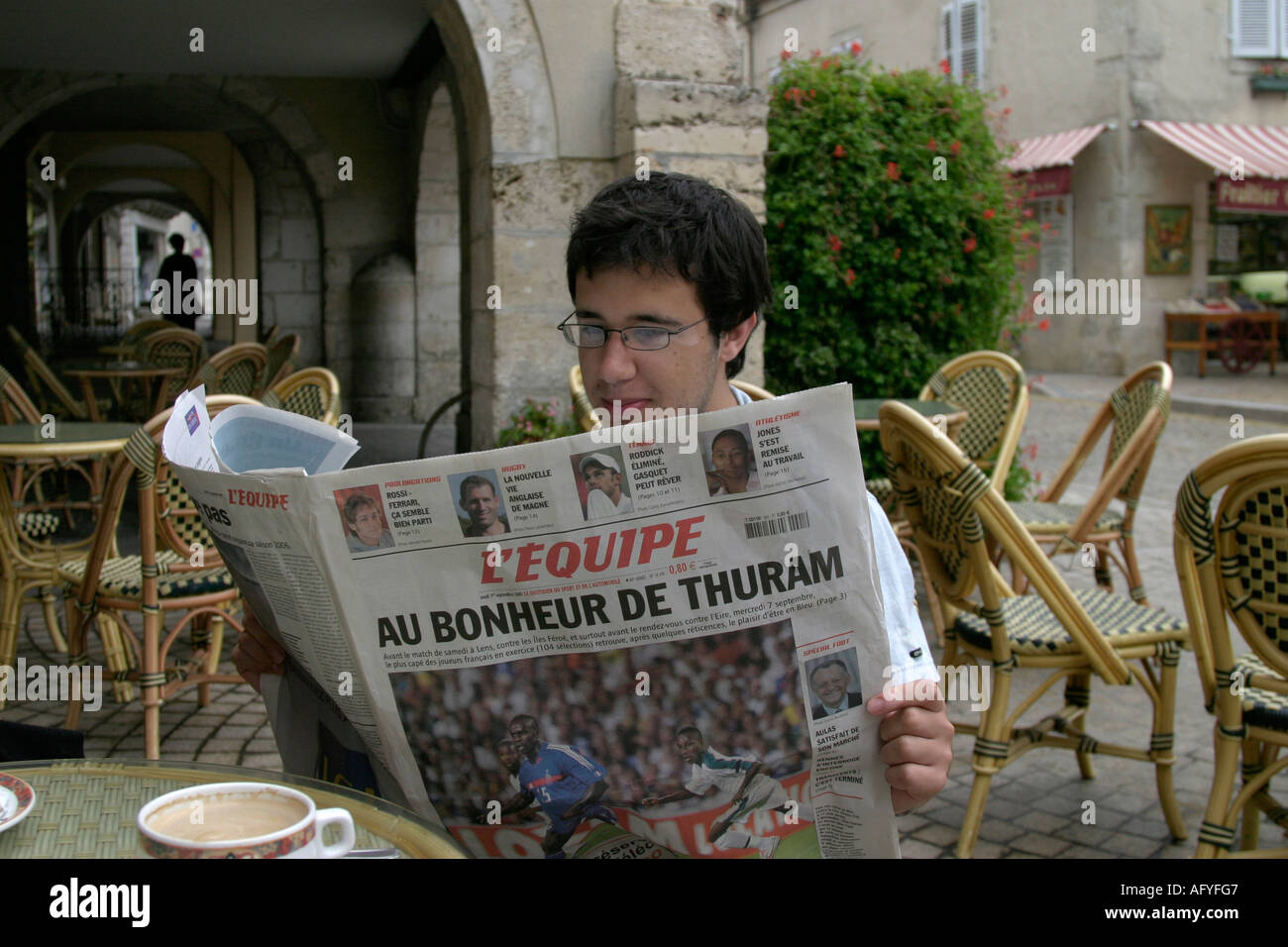 Jeune homme la lecture de l'equipe de France café étudiant lequipe equipe sport sports papier journal Banque D'Images