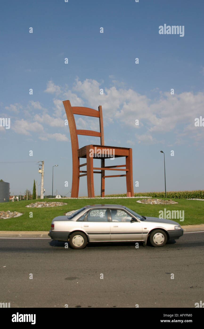 Photographie d'une chaise dans un rond-point géant Hagetmau France Photo  Stock - Alamy