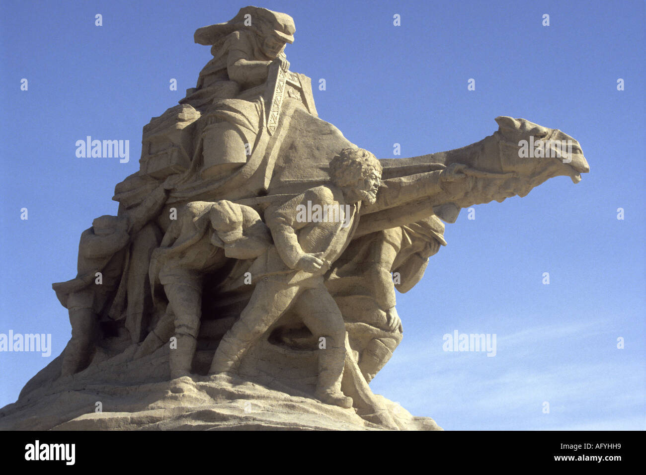 Statue de Marco Polo de battre son chemin dans tempête dans le désert de Karakoum sur l'ancienne Route de la soie et de la route commerciale de la Chine Banque D'Images