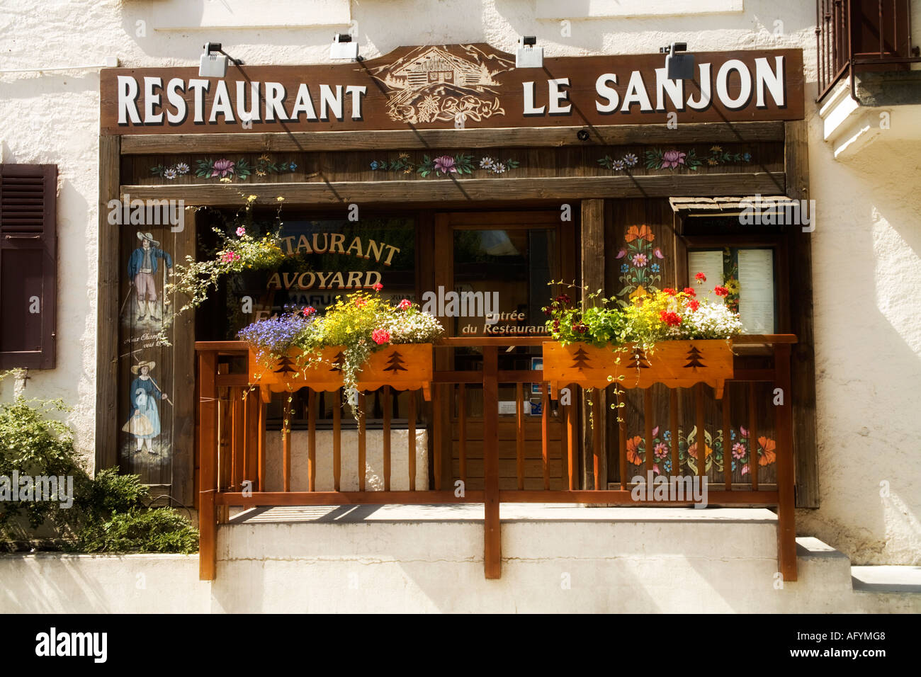 Restaurant typique dans le village alpin de Chamonix, Savoie, France. Les Sanjon Banque D'Images