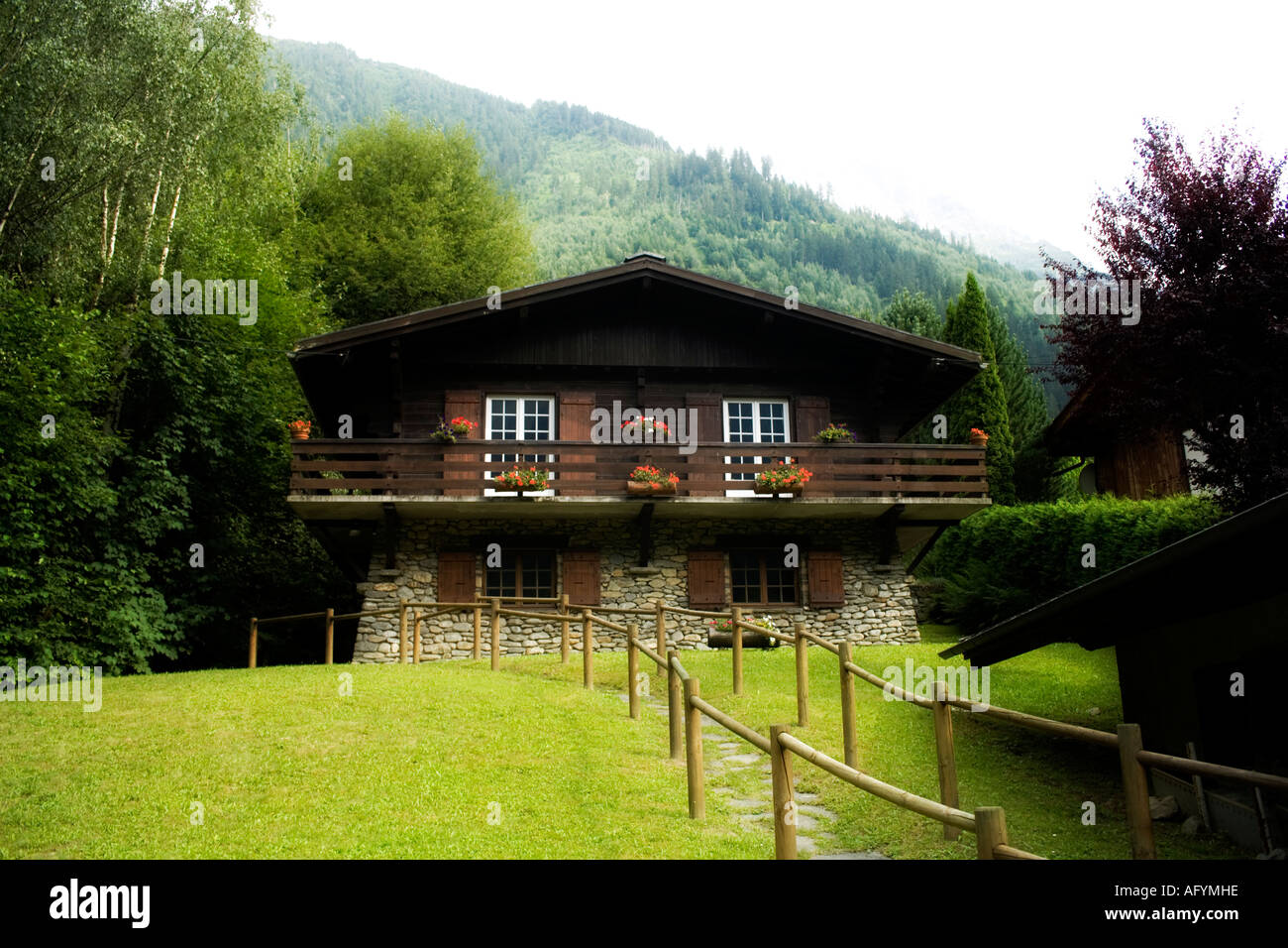 Belle maison en pierre et en bois de style alpin en Chemonix, Savoie, France Banque D'Images