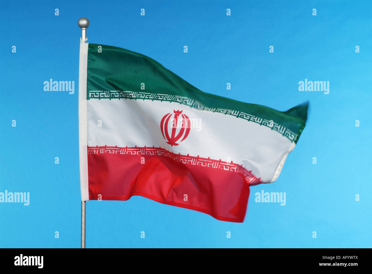 Drapeau national iranien contre le ciel bleu Banque D'Images