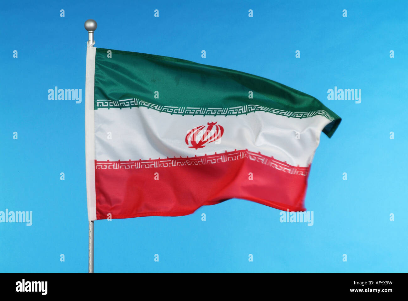 Drapeau national iranien contre le ciel bleu Banque D'Images