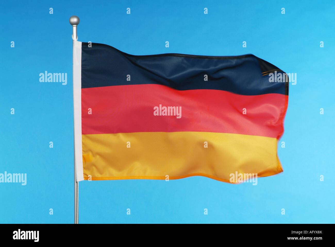 Allemagne drapeau national contre le ciel bleu Banque D'Images