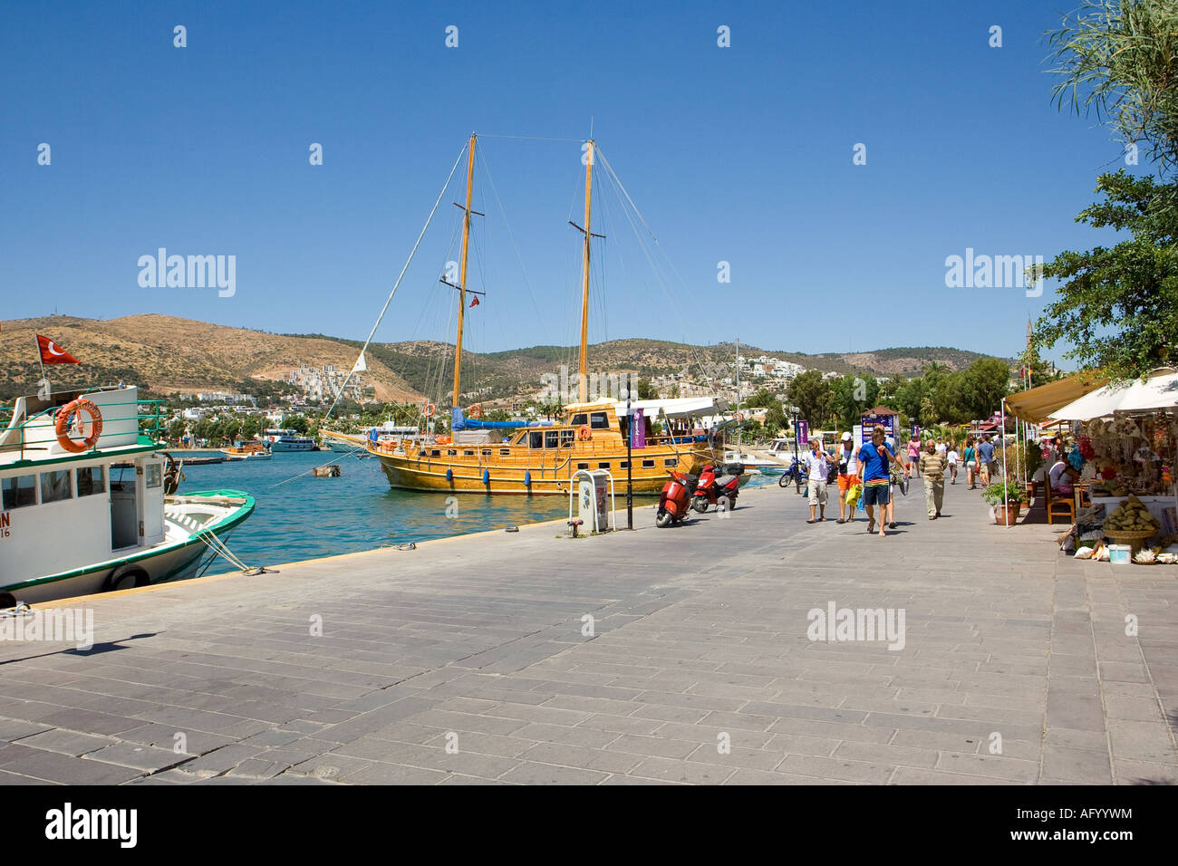 Les gens qui marchent sur le boulevard dans le village de Bodrum Banque D'Images