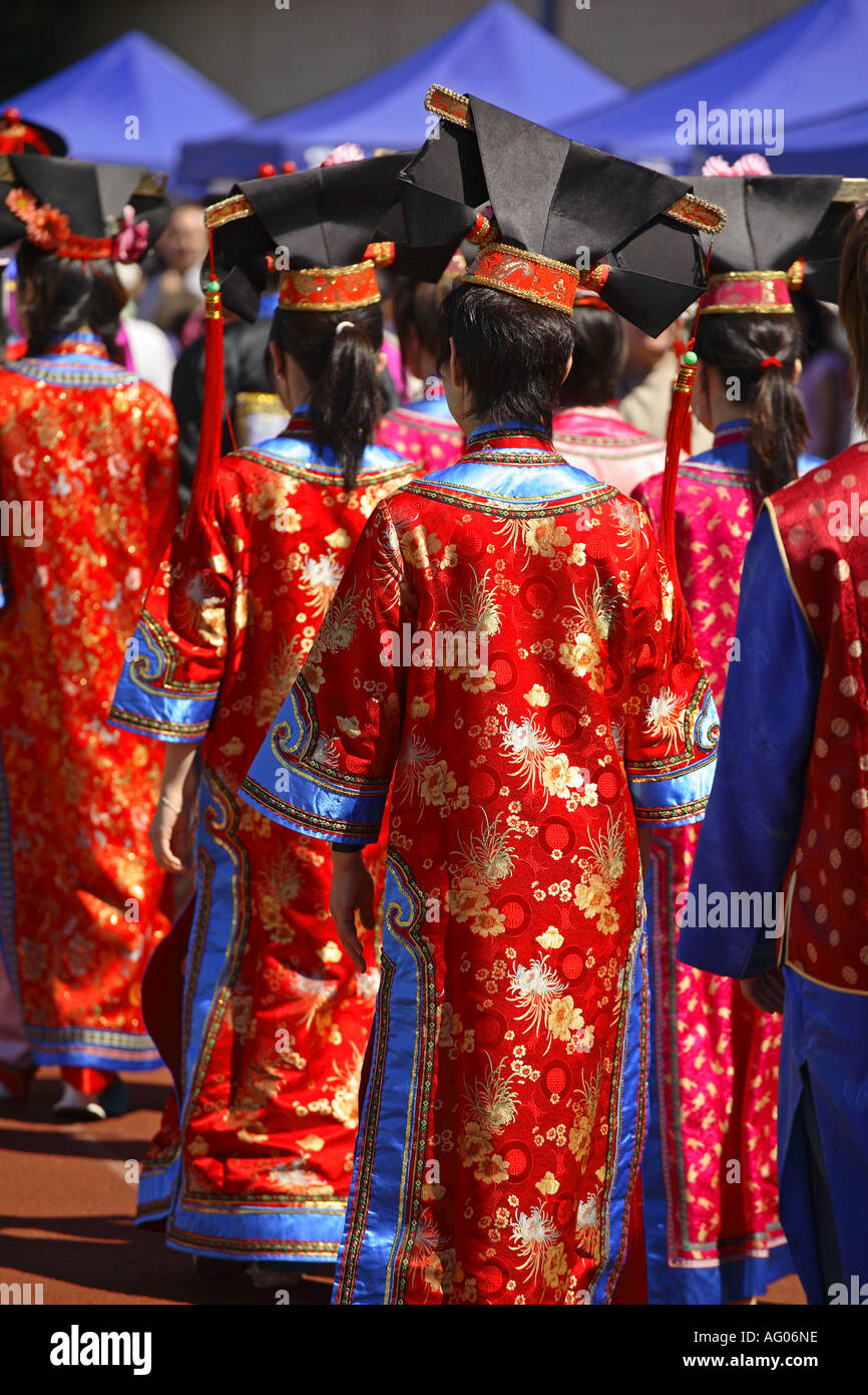 Filles habillés en costumes traditionnels Banque D'Images