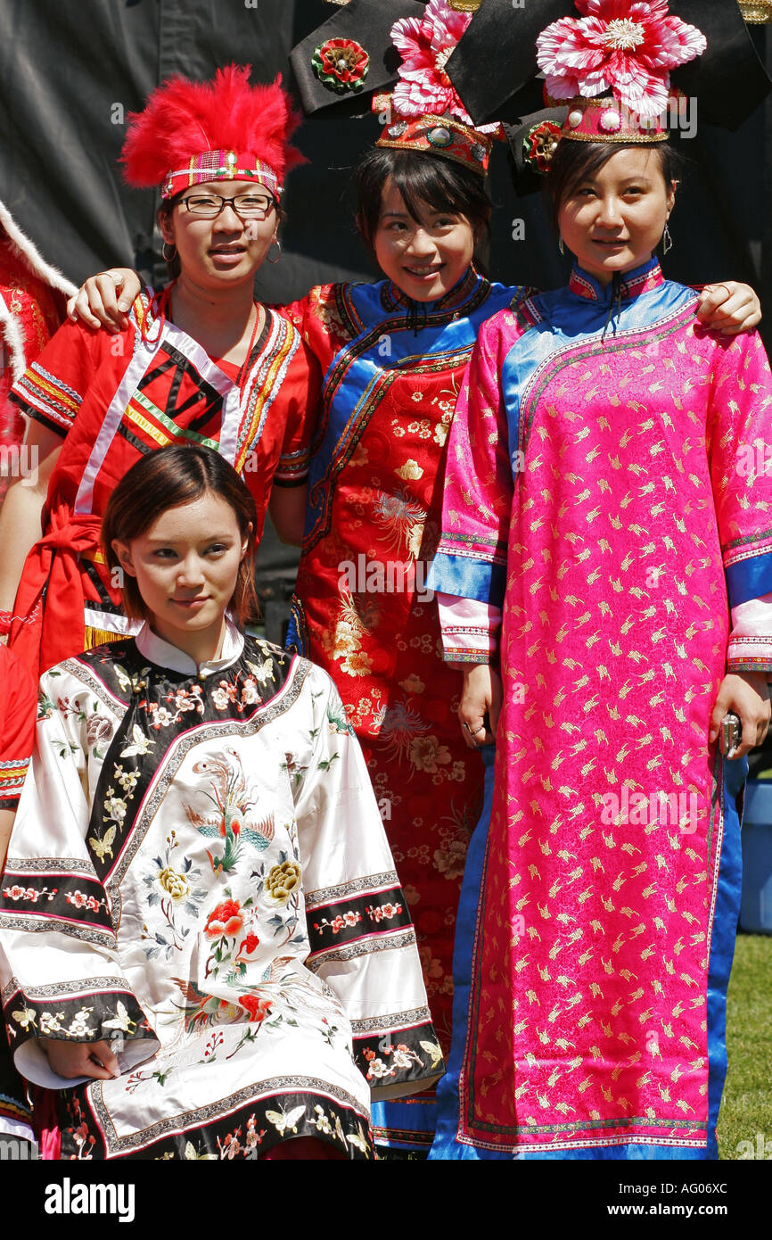 Filles habillés en costumes traditionnels Banque D'Images