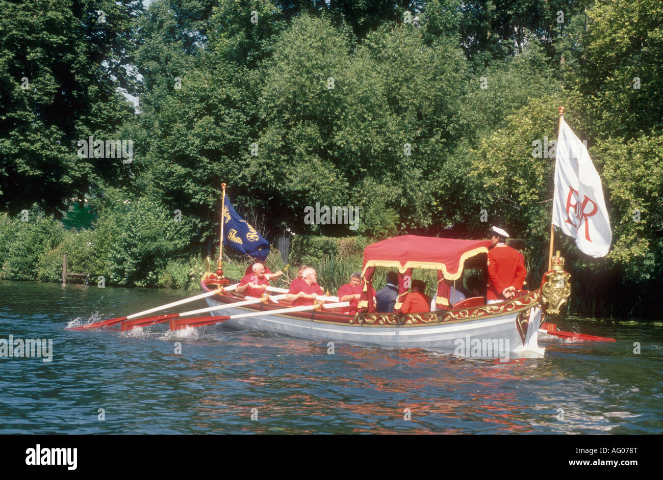 1997 Royal Linguistica Thamesis une réplique d'une chaloupe six oared type royal barge sur la Tamise au Henley Oxfordshire England UK Banque D'Images
