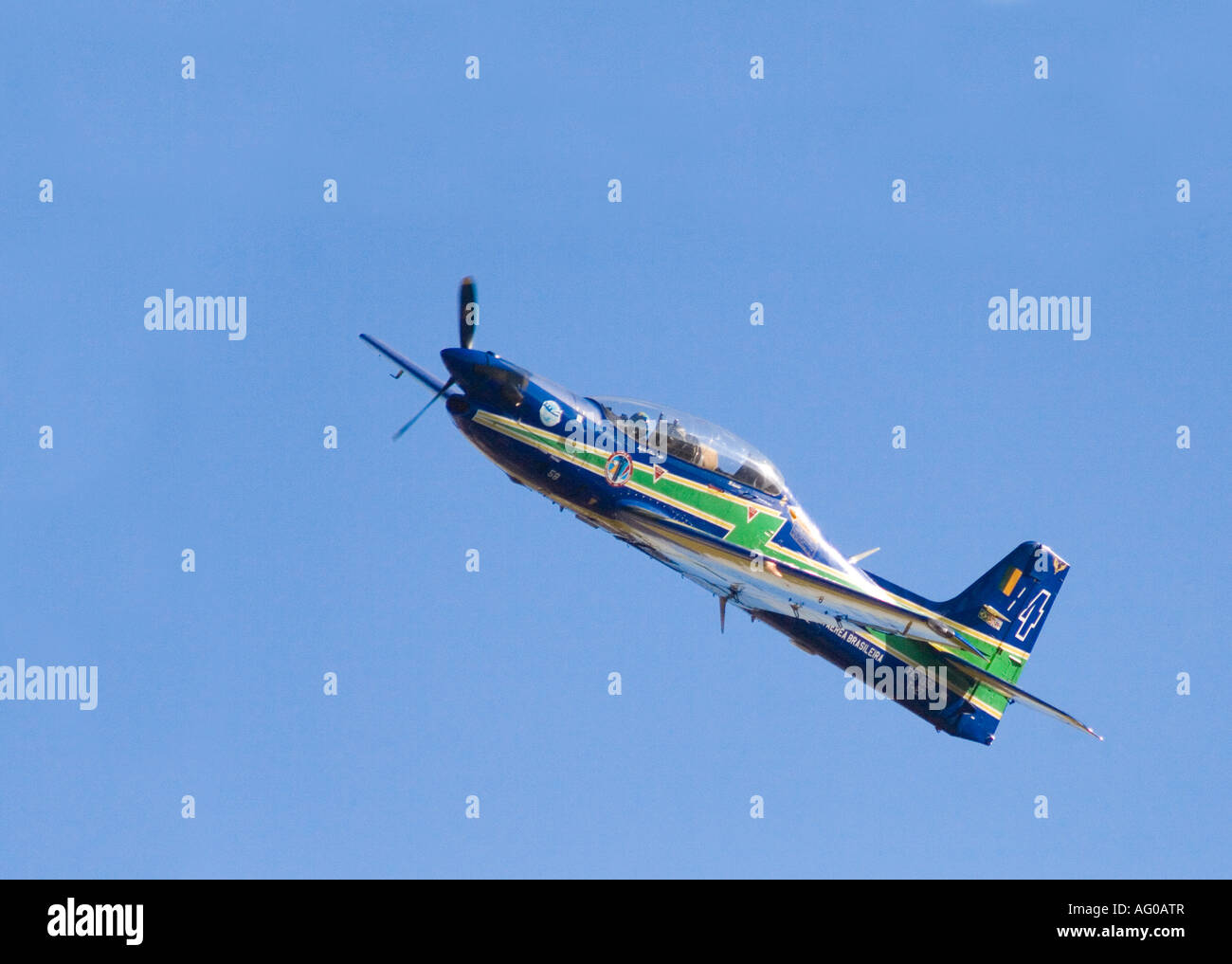Photo d'une manoeuvre aérienne contre le ciel bleu par l'un des avions de la "Esquadrilha da Fumaça". Banque D'Images