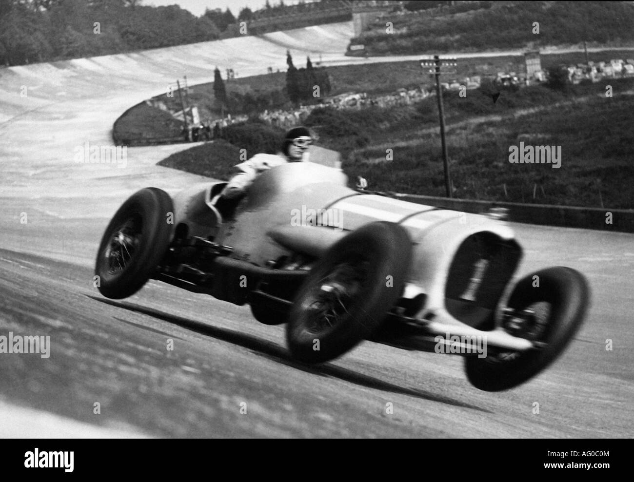 JOHN COBB (1899-1952) pilote automobile anglais. Au volant d'un Napier-Railton de 23 litres à Brooklands, il prend l'avion après le célèbre Brooklands Bump Whil Banque D'Images