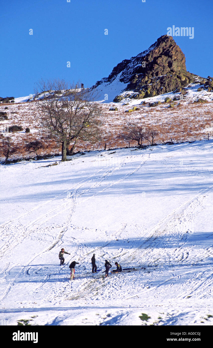 L'embarquement de la neige sur les pentes sous le Gaer Pierre, près de Church Stretton, Shropshire Banque D'Images