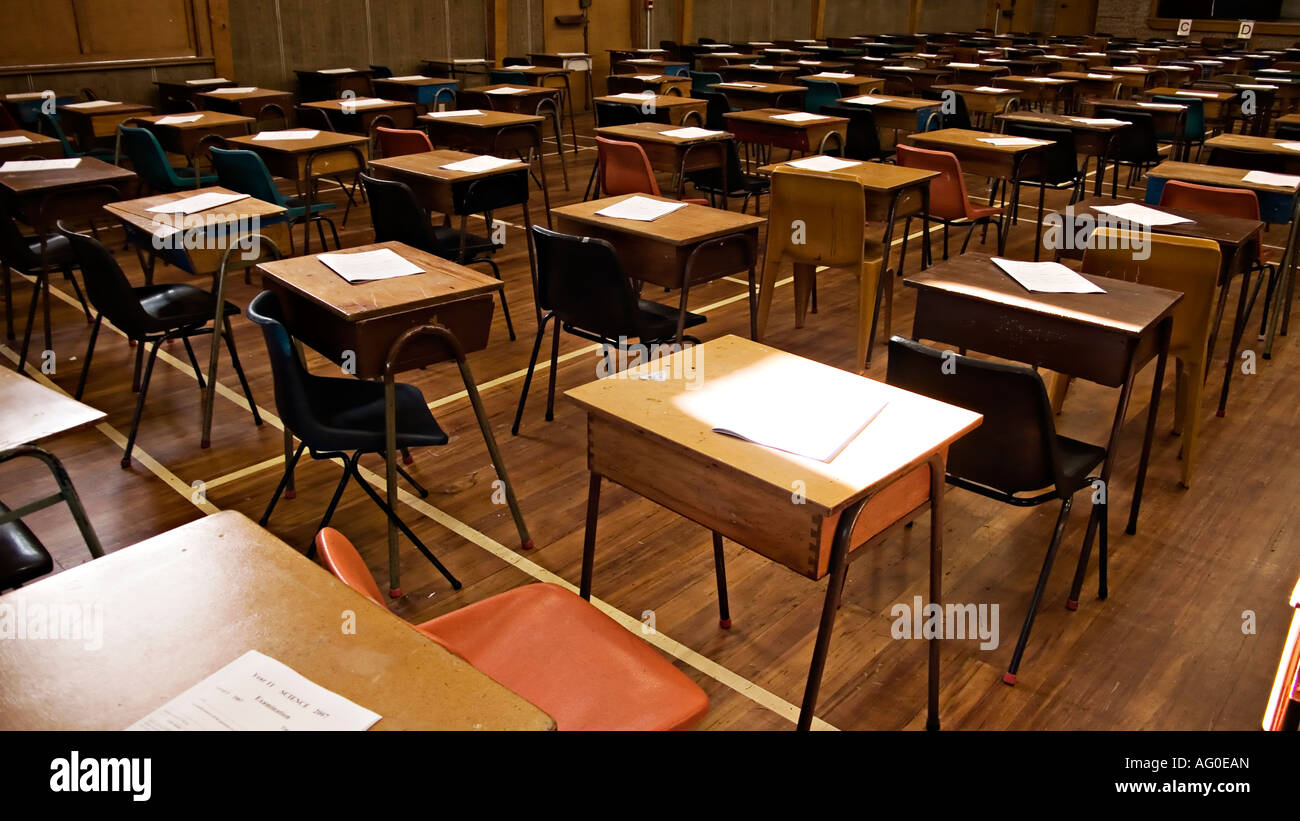 Un bureau de l'école prêt pour les examens Photo Stock - Alamy
