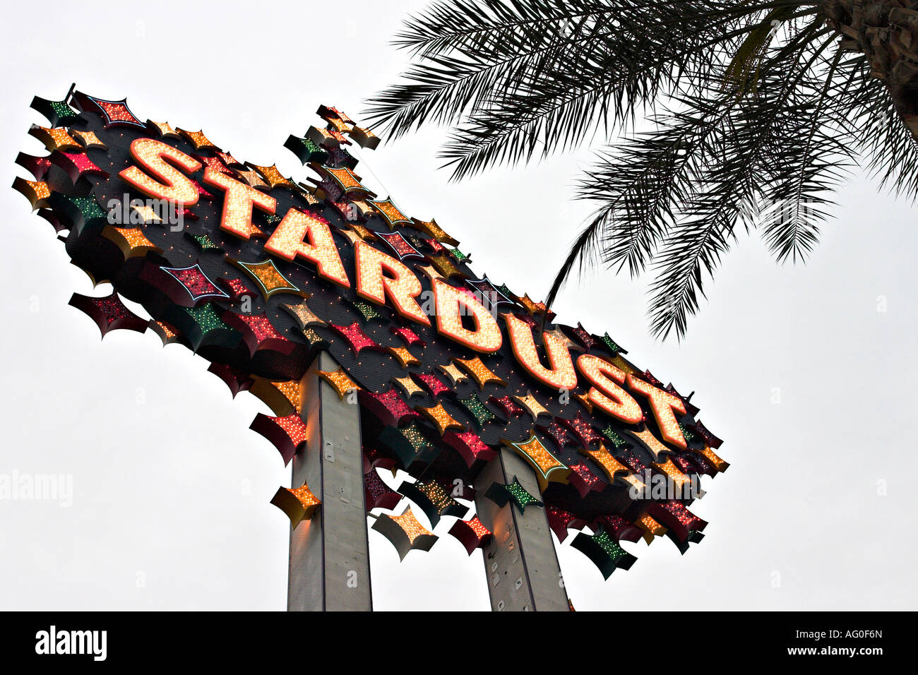 Stardust et Le Palm allumé Stardust casino sign situé dans un ciel gris avec un palmier Las Vegas NEVADA USA Banque D'Images