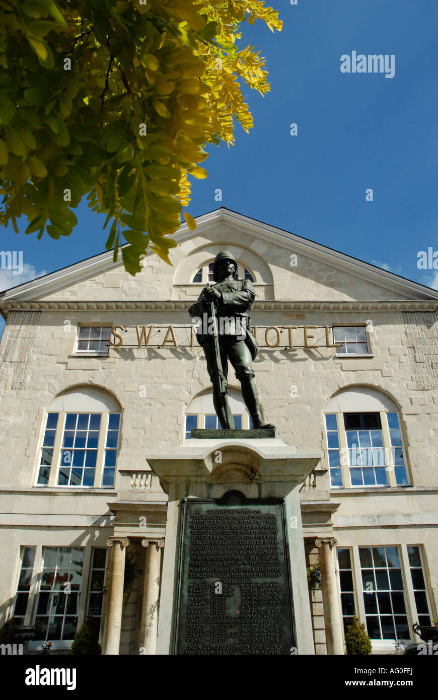 Swan Hotel et War Memorial statue Angleterre Bedford Banque D'Images
