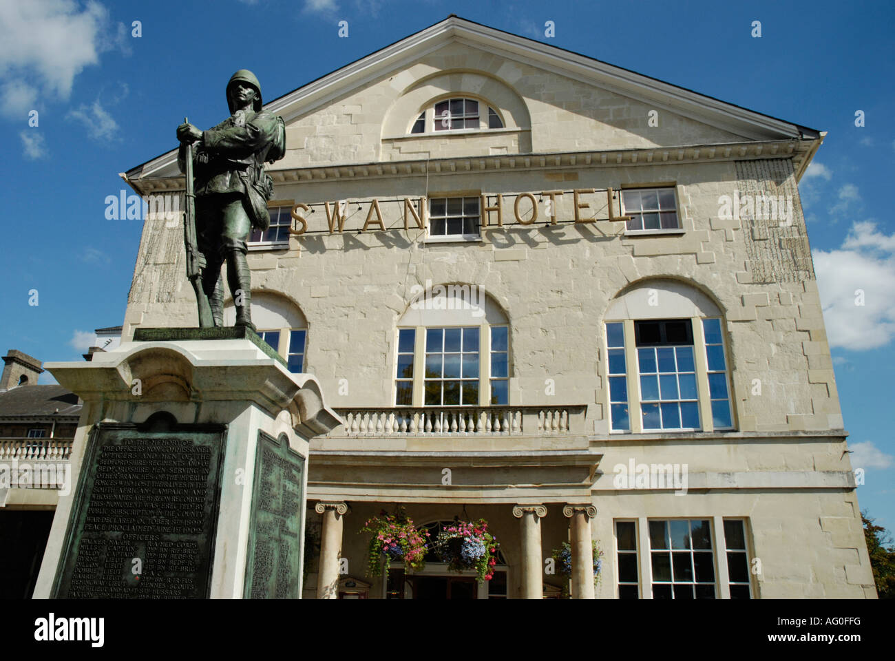 Swan Hotel et War Memorial statue Angleterre Bedford Banque D'Images