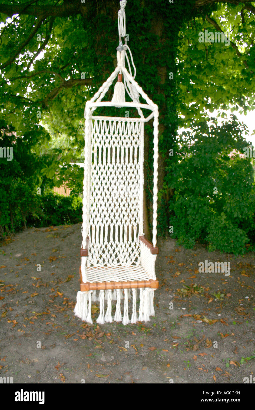 Rope swing suspendu à un arbre dans un jardin anglais Banque D'Images