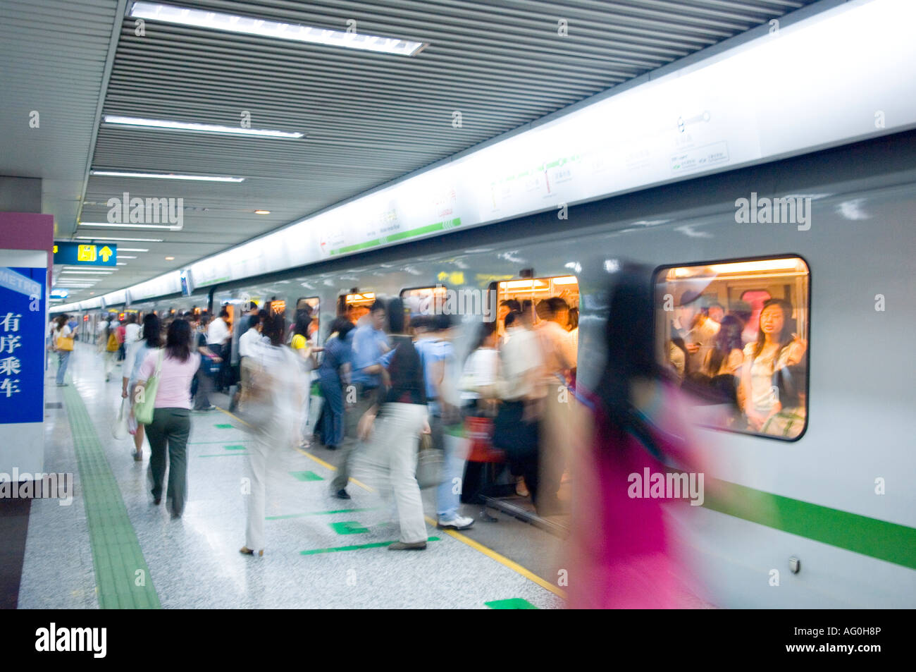 Les passagers de train de métro Métro bondé durant l'heure de pointe du soir près de People's Square Station à Shanghai. Banque D'Images