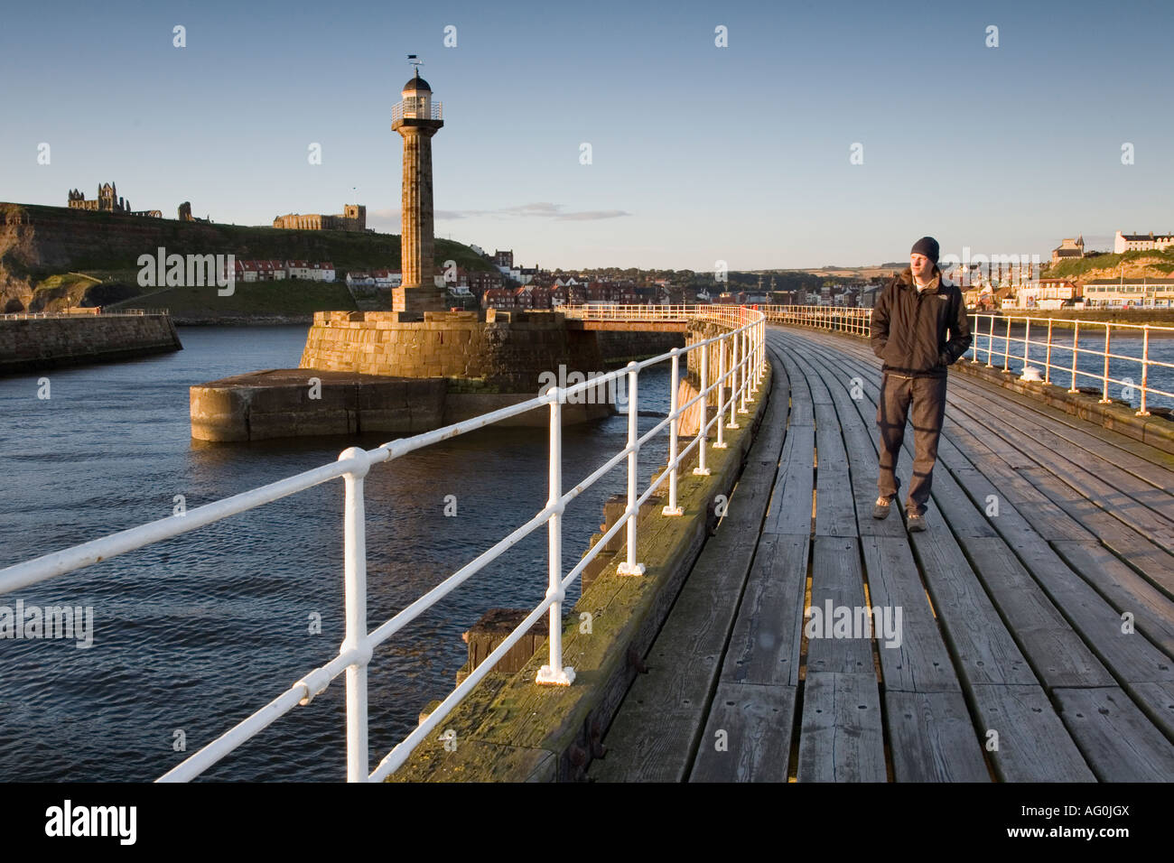 Personne qui marche sur la jetée de Whitby, North Yorkshire Banque D'Images