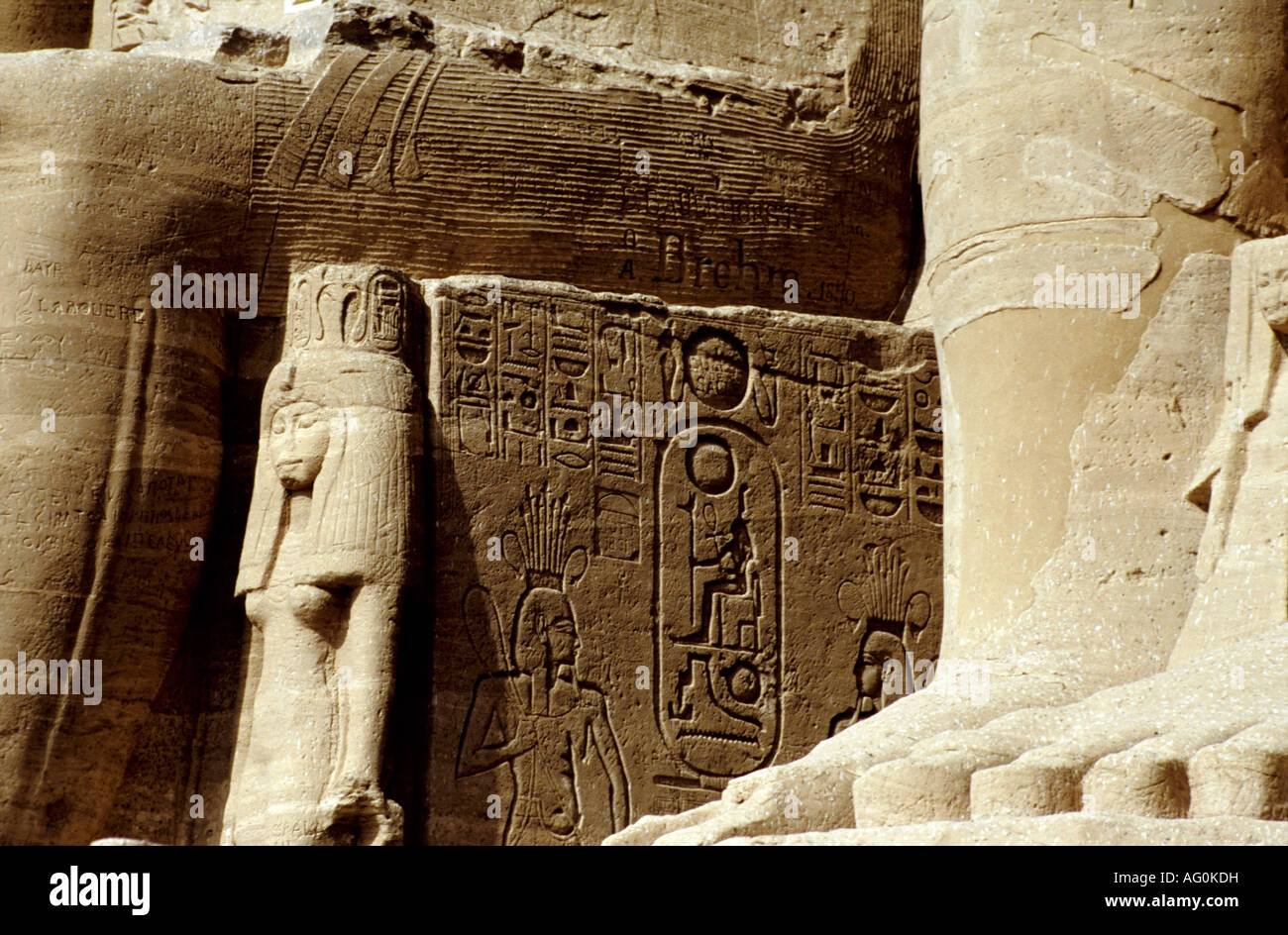 Épouse Néfertari, sculpture plus petites à la base de Ramsès II, à son Grand Temple, Abou Simbel, Egypte Banque D'Images